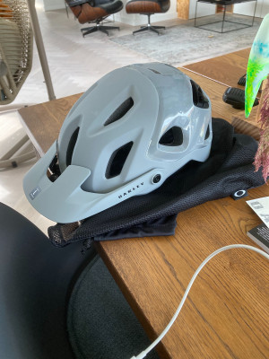 Bild 1 av Emiel till Oakley - DRT5 - Europe - Cykelhjälm